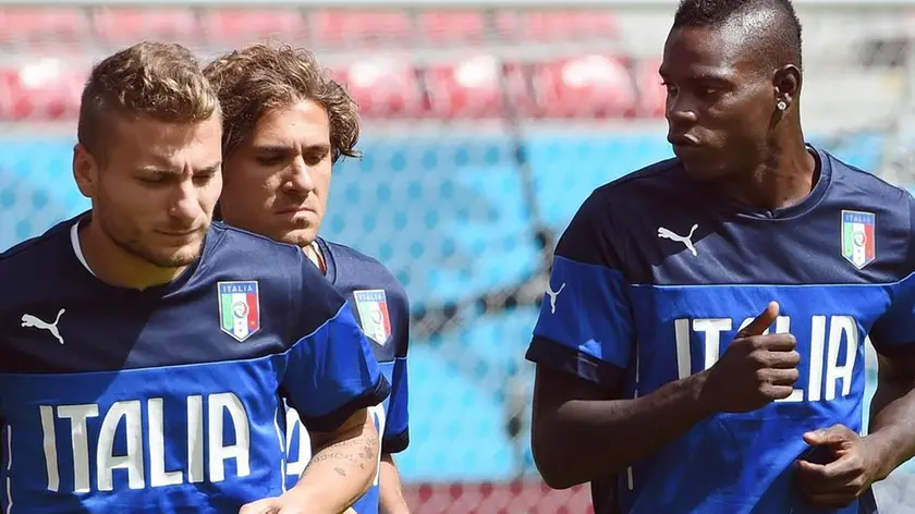 Italy's Mario Balotelli (C), Alessio Cerci and Ciro Immobile during a training session at the Arena Pernambuco in Recife, Brazil, 19 June 2014. (RESTRICTIONS APPLY: Editorial Use Only, not used in association with any commercial entity - Images must not be used in any form of alert service or push service of any kind including via mobile alert services, downloads to mobile devices or MMS messaging - Images must appear as still images and must not emulate match action video footage - No alteration is made to, and no text or image is superimposed over, any published image which: (a) intentionally obscures or removes a sponsor identification image; or (b) adds or overlays the commercial identification of any third party which is not officially associated with the FIFA World Cup) ANSA/DANIEL DAL ZENNARO