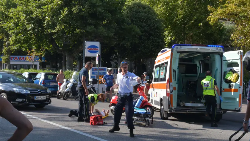 Foto BRUNI 20.07. 2019 Incid Barcola-auto Slo urta motorino 50cc con signora a bordo tendandi di entrare nel distributore con linea continua
