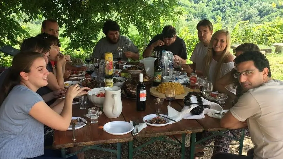 Un gruppo di wwofer del Fvg assieme a pranzo