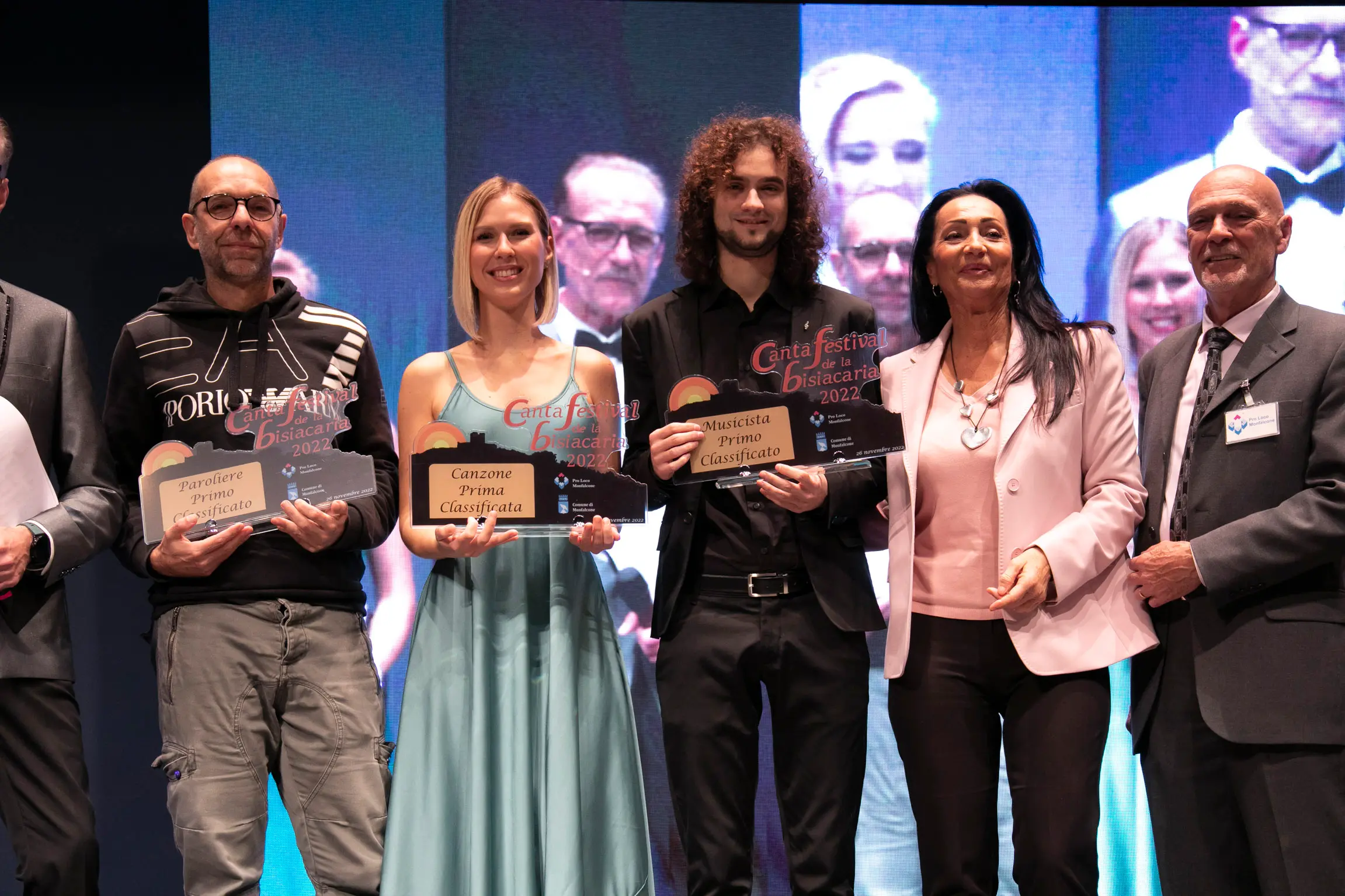 Trionfo di partecipazione e di pubblico al 18° CantaFestival de la Bisiacaria, il cosiddetto “Sanremo bisiaco” edizione 2022, in programma al Teatro Comunale di Monfalcone. A vincere con 412 voti, tra una pioggia di coriandoli e di applausi la canzone “Al pianista e la balarina”, un brano cantato da Manuel Dominko di Gorizia e Martina Zerjal di Trieste (testo di Marco Giovanetti, musica di Manuel Dominko). La coppia ha ricevuto il premio dal sindaco Anna Maria Cisint e dal presidente della Pro loco Giorgio Iuretta. Le foto sono di Katia Bonaventura