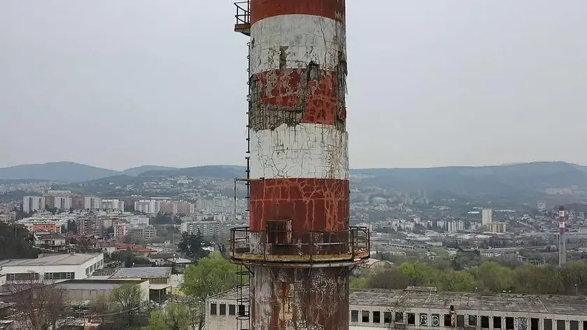 La ciminiera dell’ex inceneritore di Monte San Pantaleone in via di Giarizzole, inaugurato nel 1972