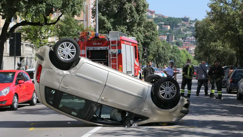 Un'auto cappottata all'altezza della Pineta di Barcola a Trieste. Foto Lasorte