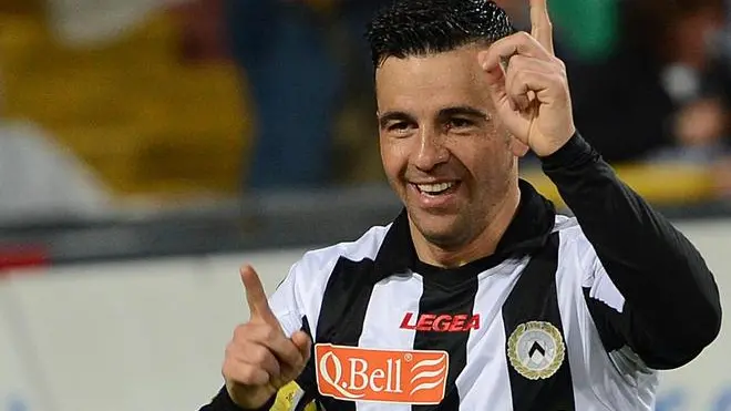 Italian forward of Udinese, Antonio Di Natale, jubilates after scoring the goal during the Italian Serie A soccer match Udinese Calcio vs SS Lazio at Friuli stadium in Udine, Italy, 20 April 2013. ANSA/LANCIA
