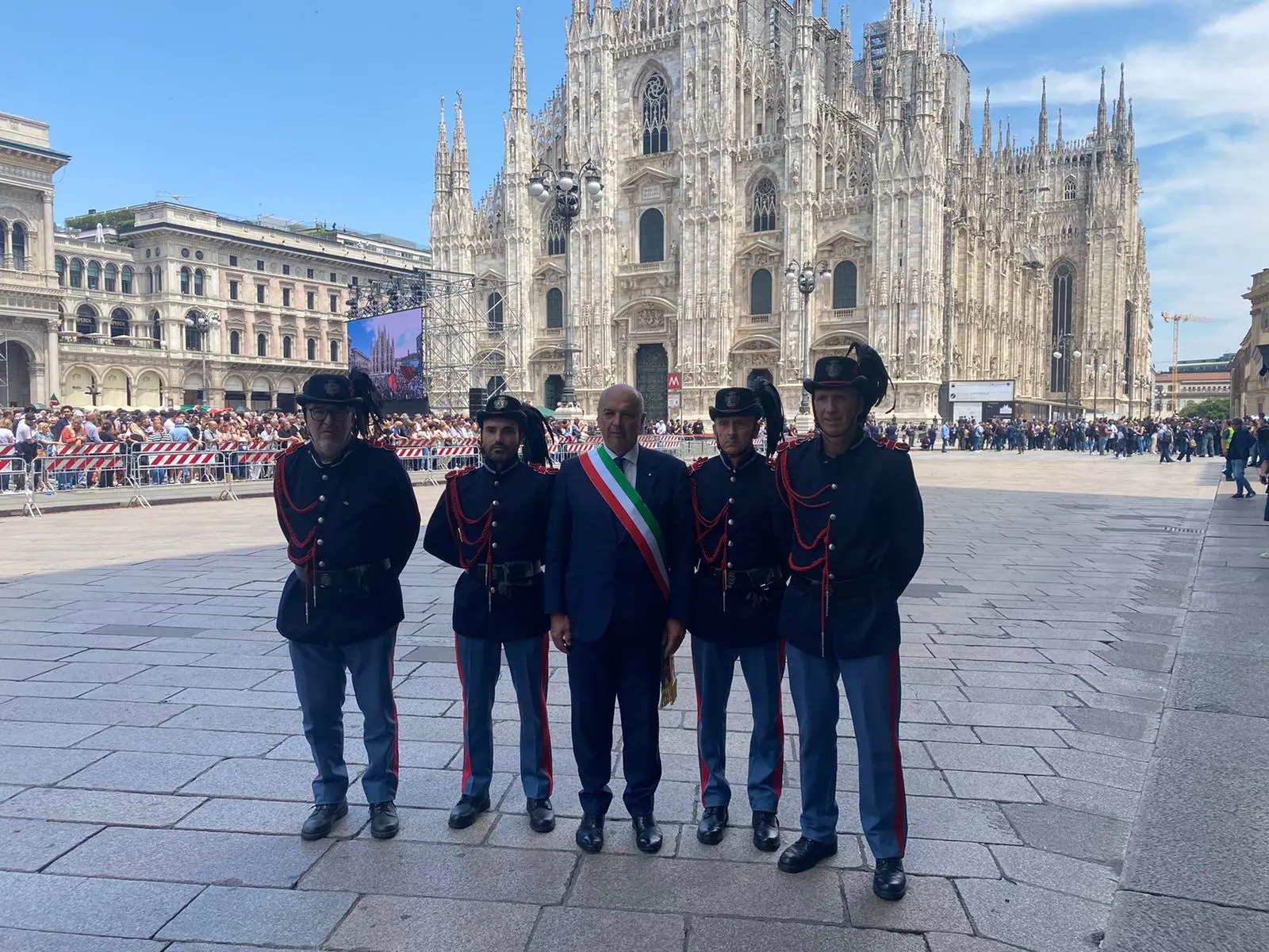 Il sindaco Dipiazza con i quattro agenti della polizia locale in alta uniforme ai funerali di Silvio Berlusconi a Milano
