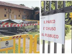 Le barriere posizionate davanti al pozzo all’interno del parco Coronini in cui spunta anche il coperchio; a destra i cancelli chiusi dello spazio verde dove qualcuno ha voluto lasciare un girasole Foto Pierluigi Bumbaca