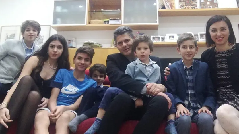 La famiglia Belletti, la piccola “tribù” al completo sul divano