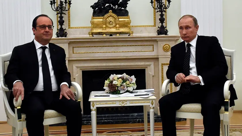 Francois Hollande a colloquio con Vladimir Putin