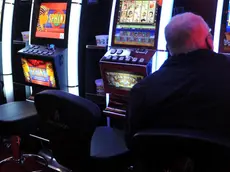 APPARECCHI DA GIOCO VIDEOPOKER AZZARDO INTRATTENIMENTO SLOT MACHINE GIOCATORI GIOCATORE GIOCO D'AZZARDO MACCHINETTE MANGIASOLDI SALA VIDEO POKER