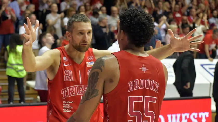 Nella foto di Francesco Bruni l’abbraccio tra Giancarlo Ferrero e Eli Brooks