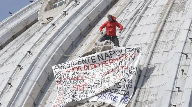 Marcello Di Finizio, l'imprenditore triestino che sabato pomeriggio ha "scalato" per la quarta volta la basilica per protestare contro la legge Bolkestein, in una foto del 30 marzo 2014. ANSA/GIUSEPPE LAMI