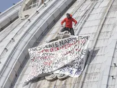 Marcello Di Finizio, l'imprenditore triestino che sabato pomeriggio ha "scalato" per la quarta volta la basilica per protestare contro la legge Bolkestein, in una foto del 30 marzo 2014. ANSA/GIUSEPPE LAMI