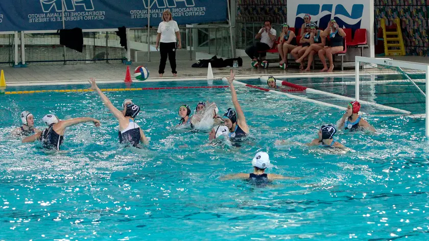 Una partita della squadra femminile della Pallanuoto Trieste in una foto d'archivio