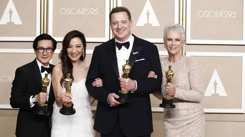 epa10519383 (L-R) Ke Huy Quan with his Oscar for Best Supporting Actor, Michelle Yeoh with her Oscar for Best Actress, Brendan Fraser with his Oscar for Best Actor and Jamie Lee Curtis with her Oscar for Best Supporting Actress pose in the press room during the 95th annual Academy Awards ceremony at the Dolby Theatre in Hollywood, Los Angeles, California, USA, 12 March 2023. The Oscars are presented for outstanding individual or collective efforts in filmmaking in 24 categories. EPA/CAROLINE BREHMAN