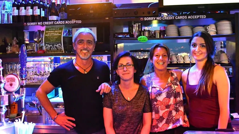 Foto Bruni Trieste 04.07.2018 Muggia:chioschi e ritrovi estivi-kiwi kiosk, Maurizio Pizzulin e le sue collaboratrici