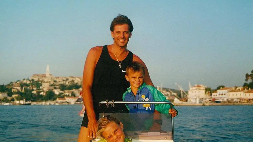 Dall’album dei ricordi: Alberto Tonut in barca con un giovanissimo Stefano e con la primogenita Tania