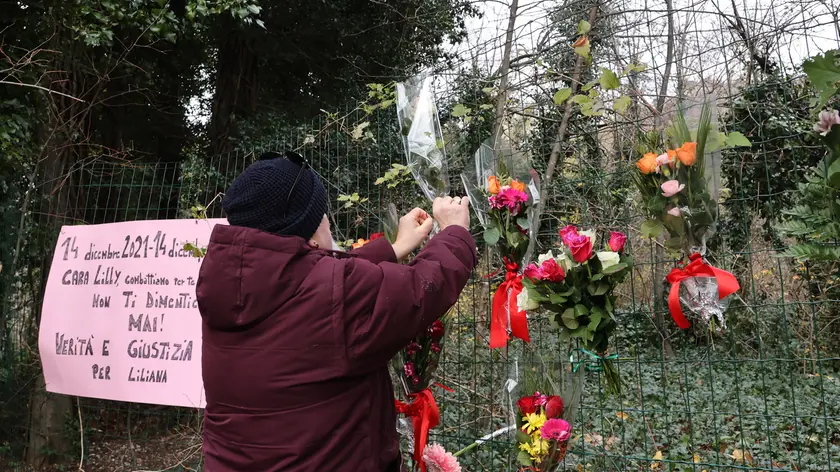 Gli amici e i familiari di Liliana nel luogo del ritrovamento a tre anni dalla scomparsa di Liliana Resinovich