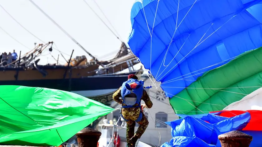 Foto BRUNI 10.10.2018 Barcolana 50: I paracadutisti, uno finisce in acqua e l'altro centro perfetto su Molo Audace