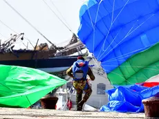 Foto BRUNI 10.10.2018 Barcolana 50: I paracadutisti, uno finisce in acqua e l'altro centro perfetto su Molo Audace