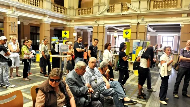 Foto BRUNI TRieste 06 06 2011 Lunghe file in Posta Centrale