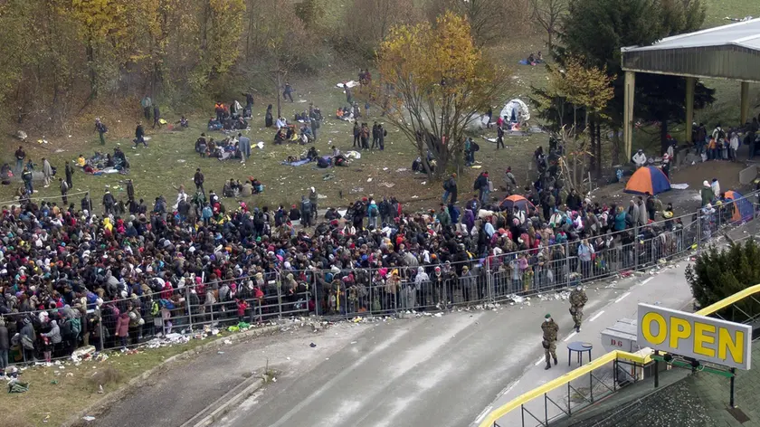 Profughi al confine tra Slovenia e Austria