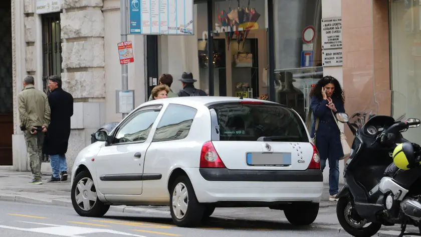 Lasorte Trieste 20/09/17 - Auto in Sosta Fermata Bus