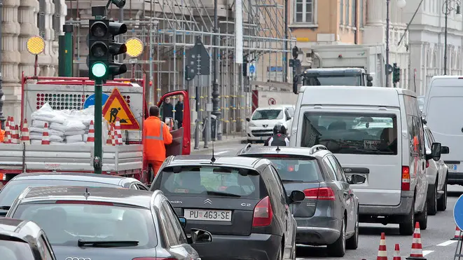 Silvano Trieste 2019-04-30 Corso Cavour intasato dal traffico per i lavori di pitturazione del manto stradale