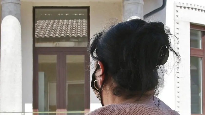 Lasorte Trieste 03/04/21 - Via Rossetti, Nuove poverta', donna intervistata da Lilli Goriup