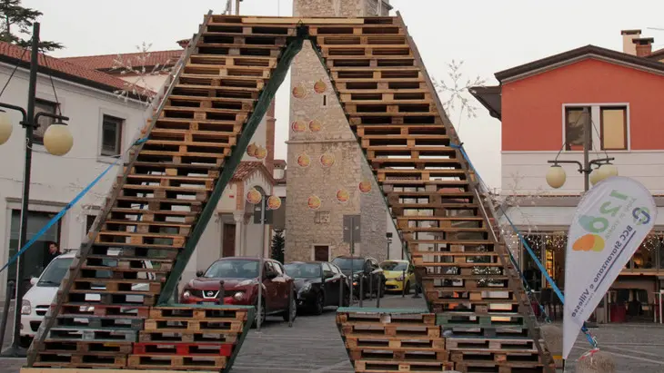 L’albero di pallet natalizio di Staranzano (foto Katia Bonaventura)