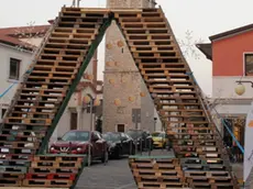 L’albero di pallet natalizio di Staranzano (foto Katia Bonaventura)