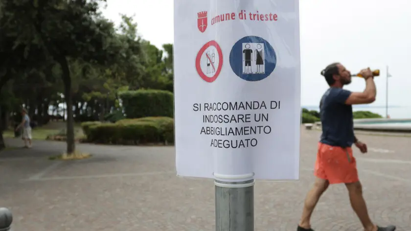 Lasorte Trieste 11/07/19 - Barcola, Viale Miramare, Cartelli Raccomandazione Abbigliamento Adeguato