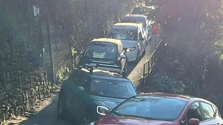 La rampa trafficata negli orari di inizio e fine lezioni nella scuola vicina
