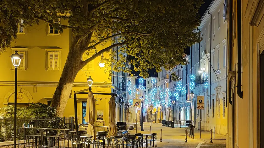 Piazza Hortis e via di Cavana nelle ore del coprifuoco (Foto Andrea Lasorte)