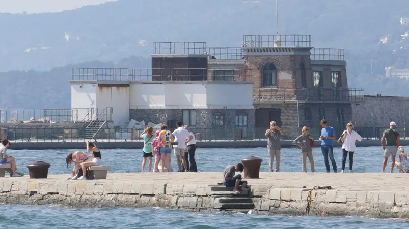 L’Antica Diga vista dal molo Audace. (Foto Lasorte)