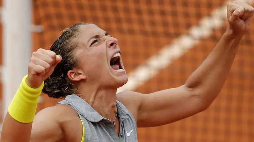 Italy's Sara Errani reacts after defeating Serbia's Jelena Jankovic during their fourth round match of the French Open tennis tournament at the Roland Garros stadium, in Paris, France, Monday, June 2, 2014. (AP Photo/David Vincent)