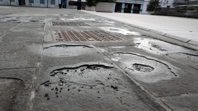 La pietra sfaldata in piazza Unità a Gradisca (Foto Bumbaca)