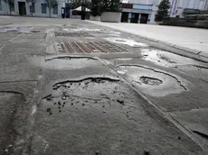 La pietra sfaldata in piazza Unità a Gradisca (Foto Bumbaca)