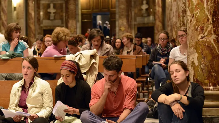 Giovani in preghiera in una foto di archivio