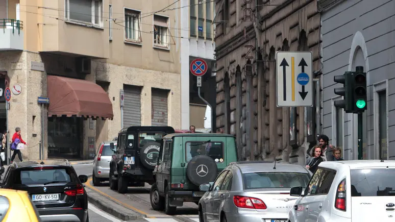 Lasorte Trieste 01/04/14 - Via Martiri della Libertà, Auto parcheggiate su Rotaie del Tram