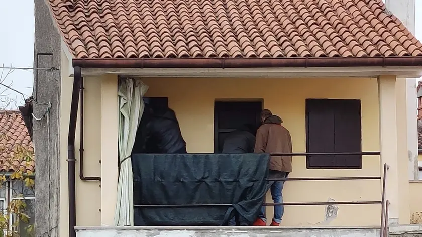 Gli agenti del Nucleo di polizia giudiziaria della Polizia locale al lavoro nella casa di via degli Alpini 99 dove abita Dean Skerlavaj. Foto Lasorte