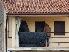 Gli agenti del Nucleo di polizia giudiziaria della Polizia locale al lavoro nella casa di via degli Alpini 99 dove abita Dean Skerlavaj. Foto Lasorte