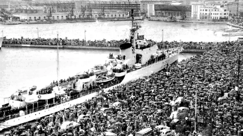 Una folla immensa si assiepa lungo le Rive: è il 1954
