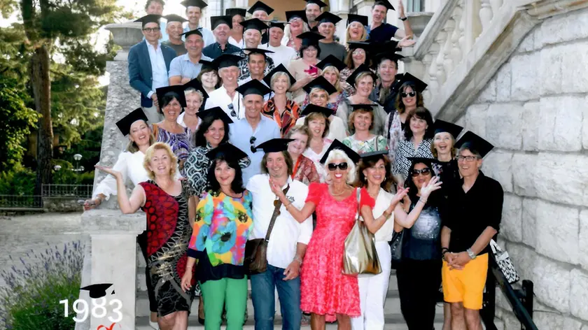 La foto di gruppo dei maturanti nel 40 anniversario scattata sulla scalinata della scuola superiore di Rovigno (foto Duga)