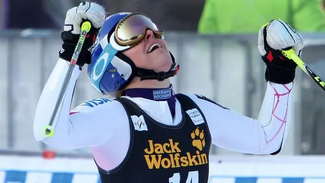 epa03556442 Lindsey Vonn of the USA reacts after winning the Alpine Skiing World Cup Women's Giant Slalom race in Maribor, Slovenia, 26 January 2013. EPA/ANTONIO BAT