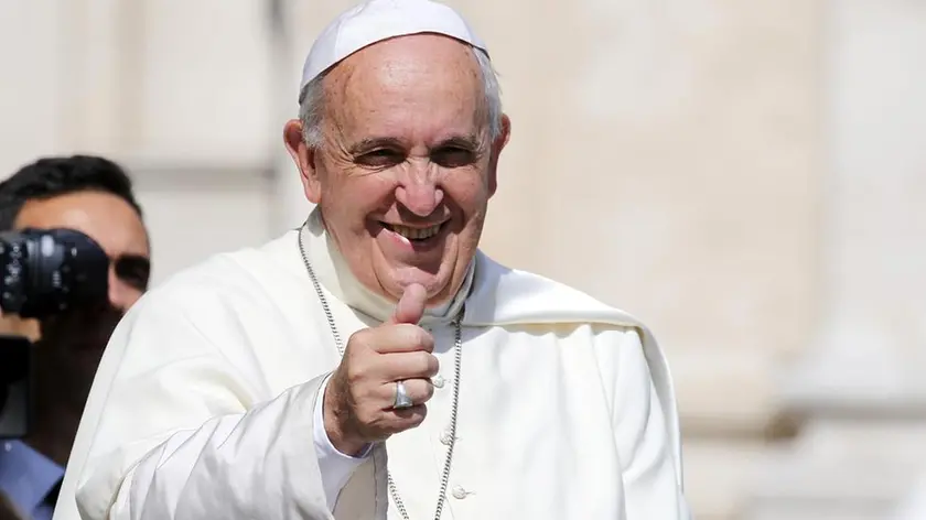 Pope Francis greets the faithful as he arrives to lead his general audience in Saint Peter's Square, Vatican City, 18 June 2014.ANSA/ FABIO FRUSTACI