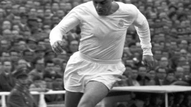 epa04303958 (FILE) A file picture dated 15 April 1962 shows Real Madrid's player Alfredo di Stefano (L) during a match at Santiago Bernabeu stadium in Madrid, central Spain. Di Stefano died at Gregorio Maranon hospital in Madrid on 07 July 2014, relatives confirmed. Di Stefano, who turned 88 on 04 July 2014, was admitted to Gregorio Maranon hospital on 05 July 2014 as a result of a cardiac-respiratory arrest he has suffered in the surroundings of Santiago Bernabeu stadium. EPA/FILES BLACK&WHITE ONLY