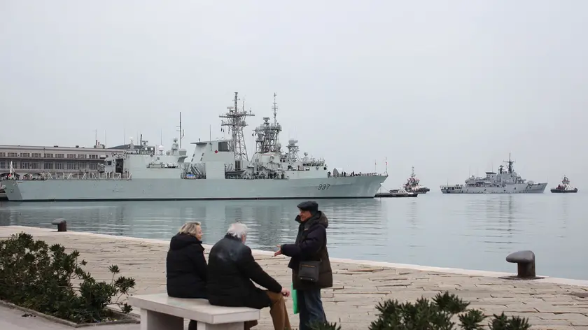 Una delle navi militari ormeggiate alla Stazione Marittima