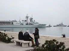 Una delle navi militari ormeggiate alla Stazione Marittima