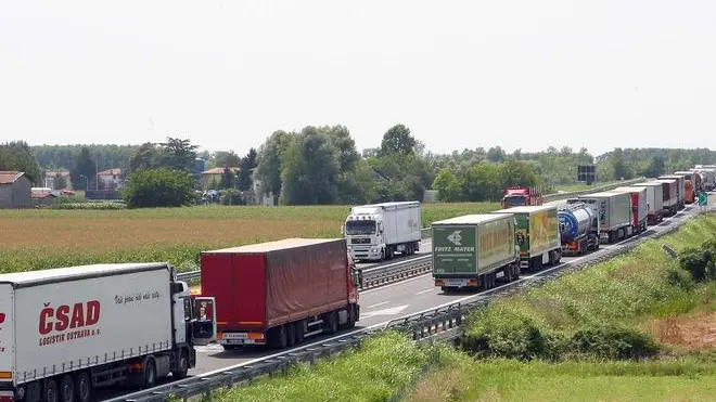 Ronchis di Latisana 14 Luglio 2009. Code all' altezza del Casello di Latisana a causa incidente in autostrada. Telefoto copyright Foto Agency Anteprima Udine