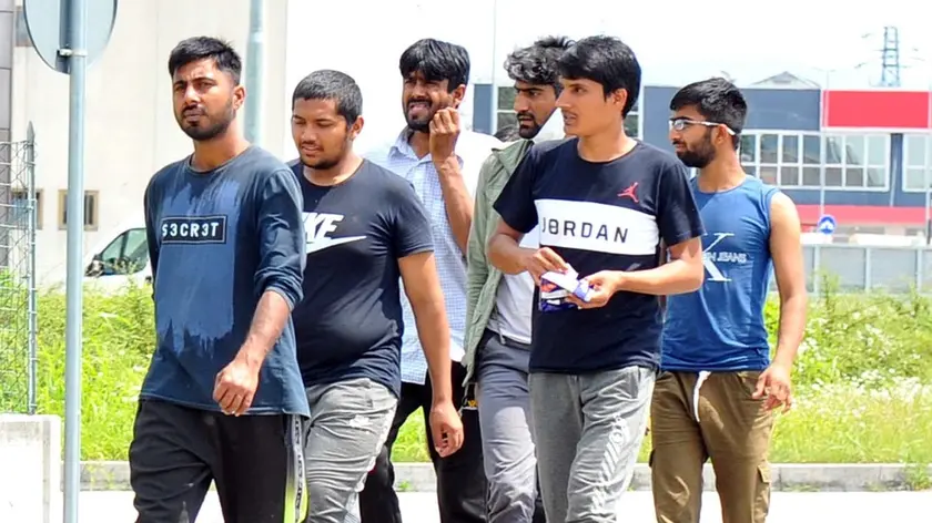 Udine 16 Luglio 2020. Extracomunitari sulla SR 56. © Foto Petrussi