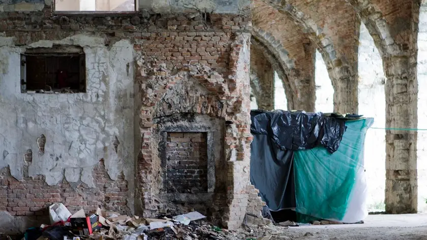 Stracci, cartoni e rifiuti di ogni tipo nei bivacchi ricavati dentro al Silos